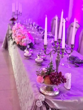 hlavný svadobný stôl